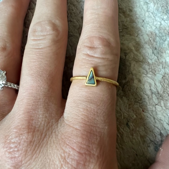 Gold ring with black opalescent stone - Picture 2 of 3